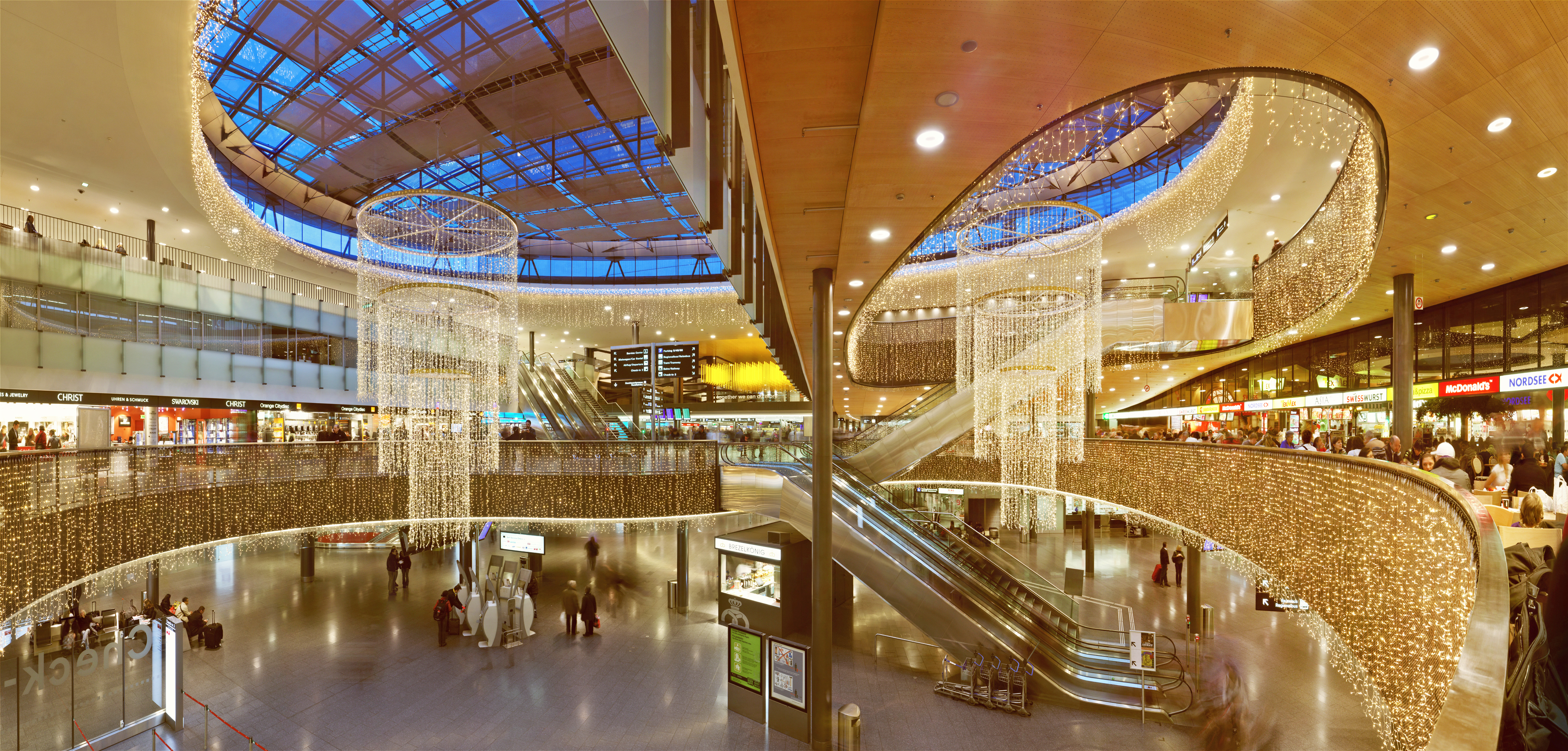 Weihnachtsbeleuchtung Flughafen und Bahnhof